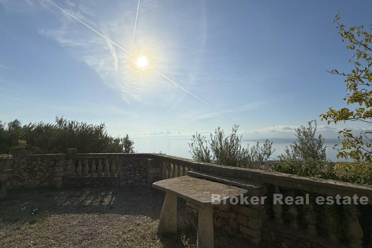 Extraordinary agricultural land with a building and a view of the sea and islands