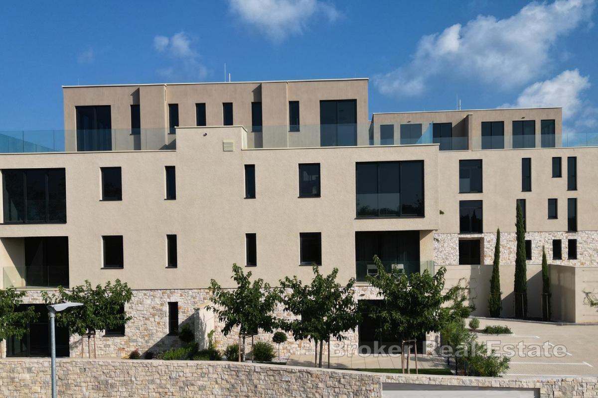 Predivni dvoetažni penthouse u novogradnji unutar luksuznog resorta