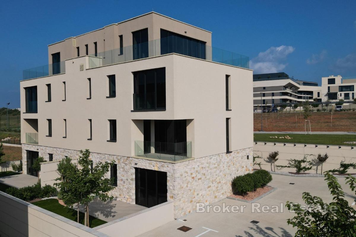 Predivni dvoetažni penthouse u novogradnji unutar luksuznog resorta