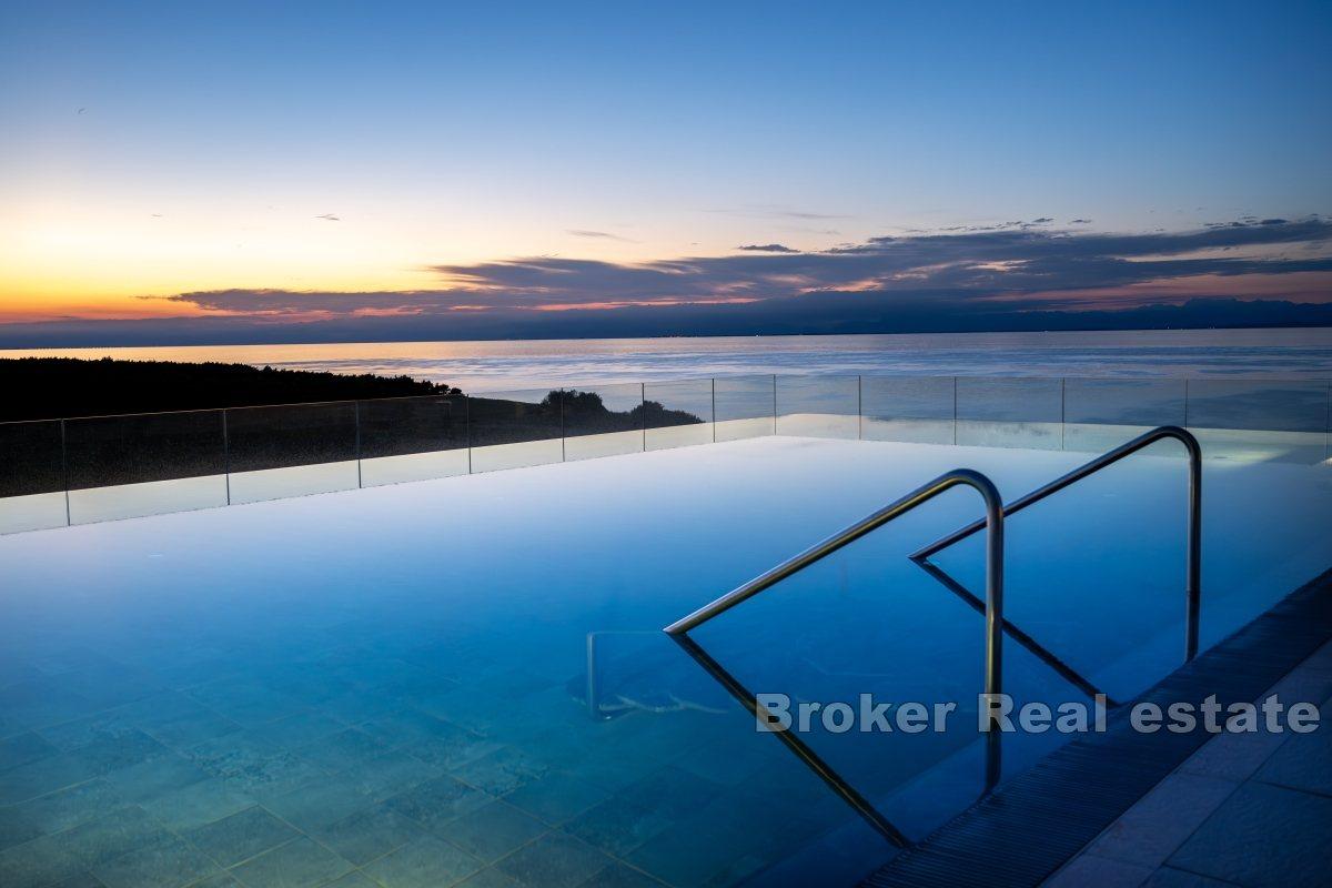 Villa bifamiliare contemporanea all'interno di un resort moderno