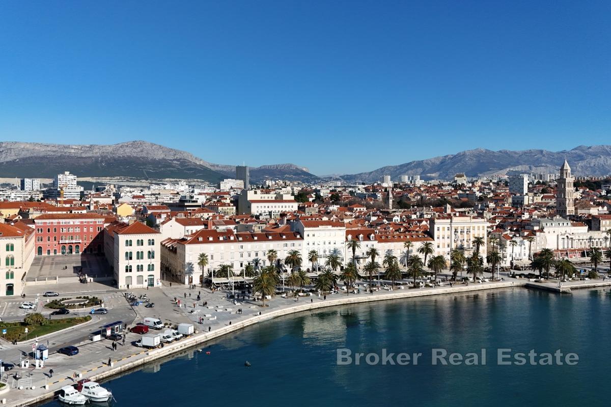 Piękna przestrzeń komercyjna w obrębie murów starego centrum miasta