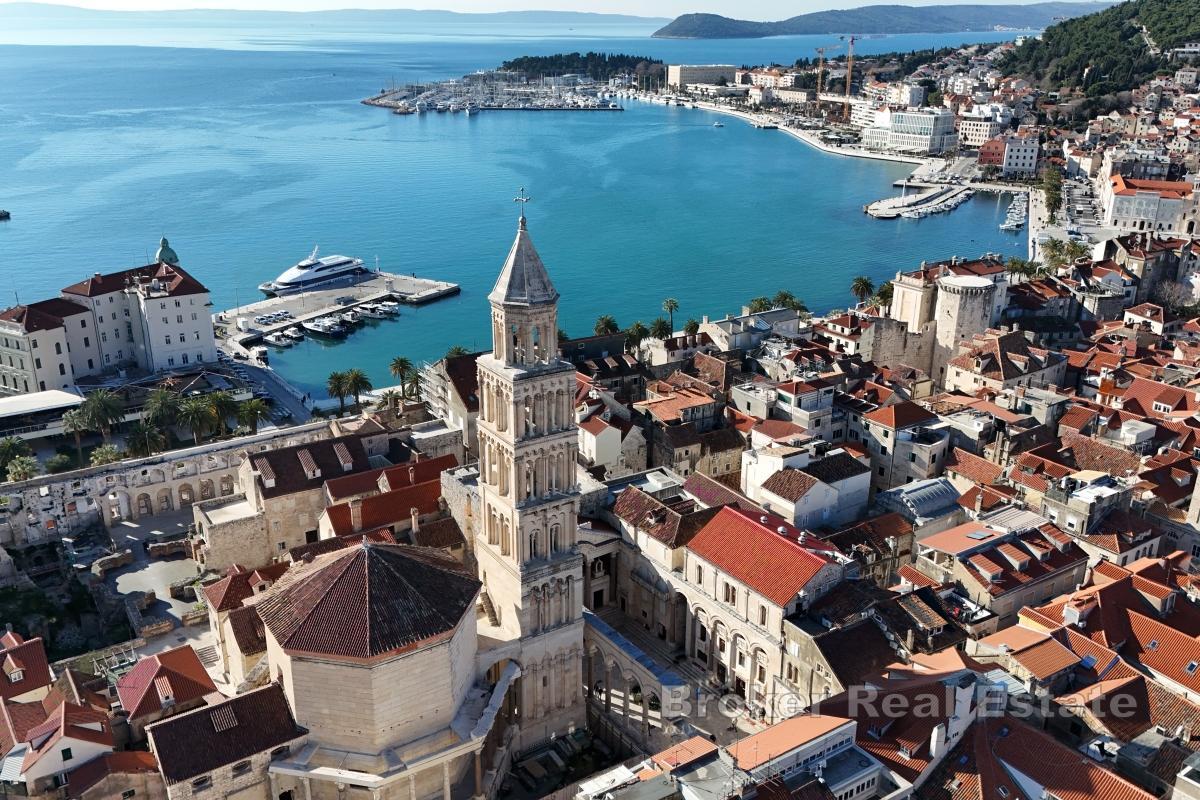 Piękna przestrzeń komercyjna w obrębie murów starego centrum miasta