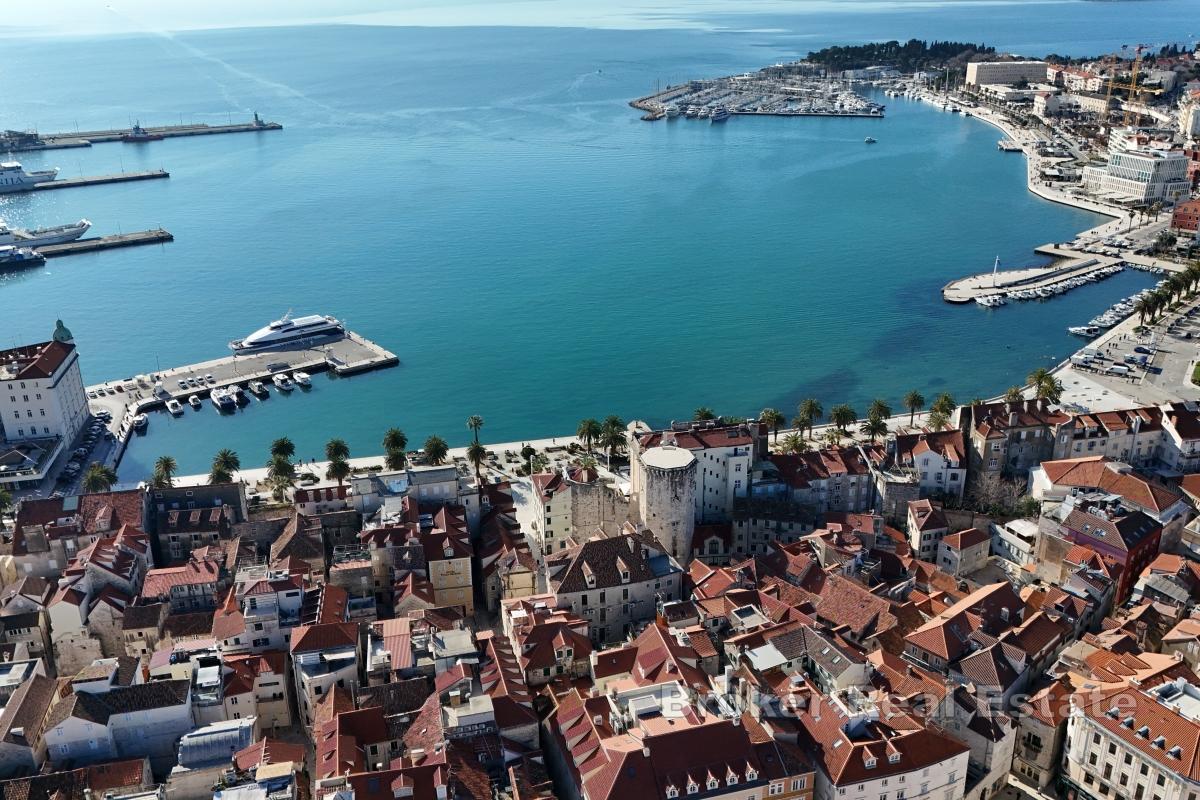 Piękna przestrzeń komercyjna w obrębie murów starego centrum miasta