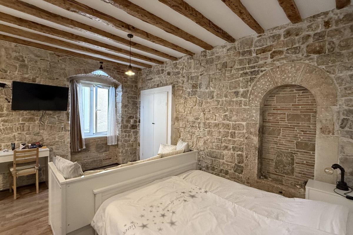 001-2046-69-Split-center-Two-apartment-units-for-sale