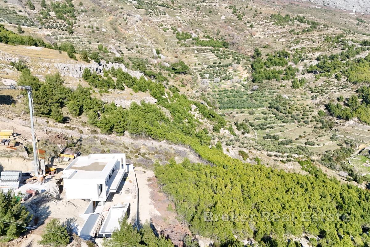 Prostorný stavební pozemek s výhledem na moře