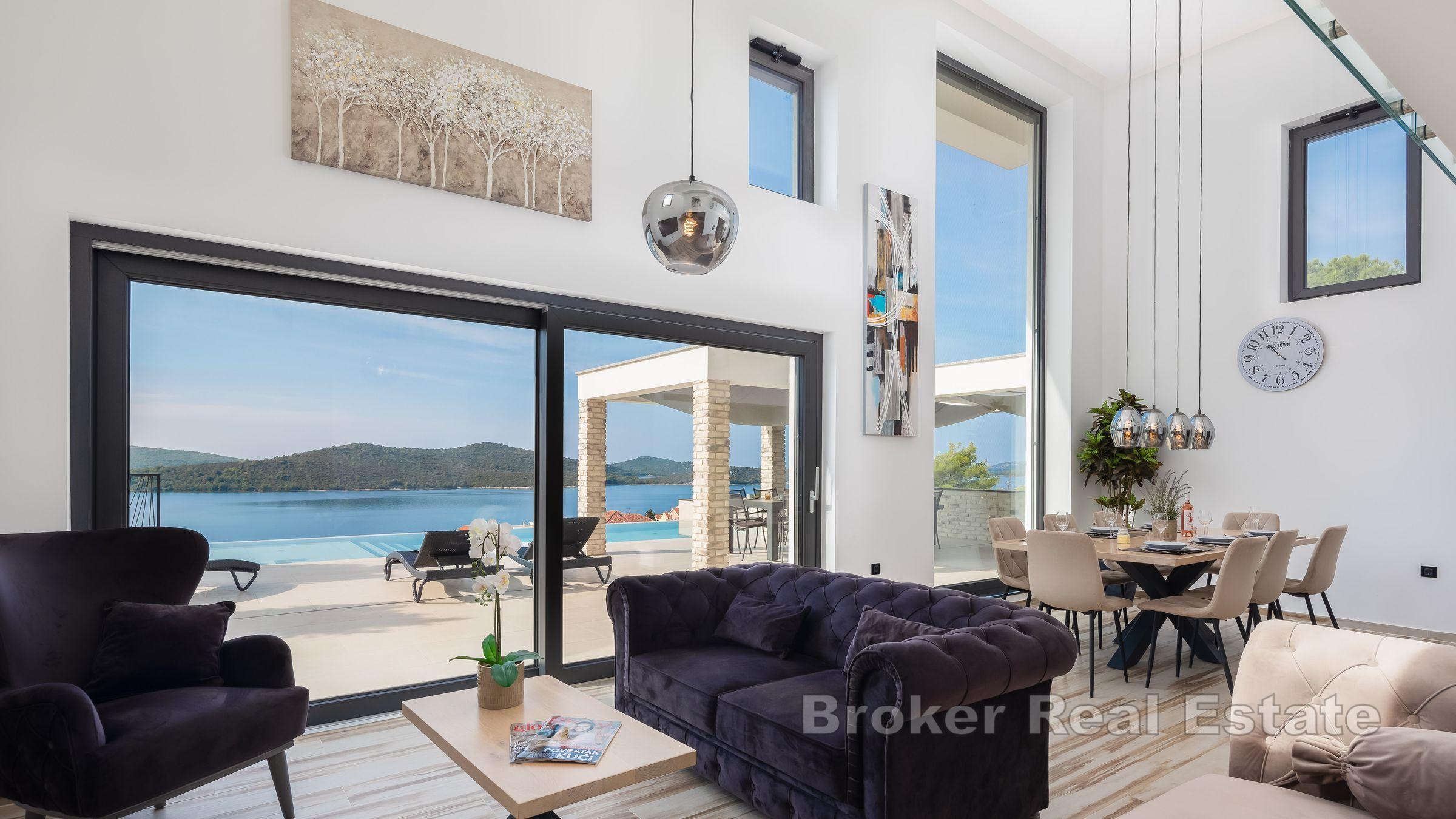 Villa med moderne design og luksuriøse fasiliteter nær sjøen