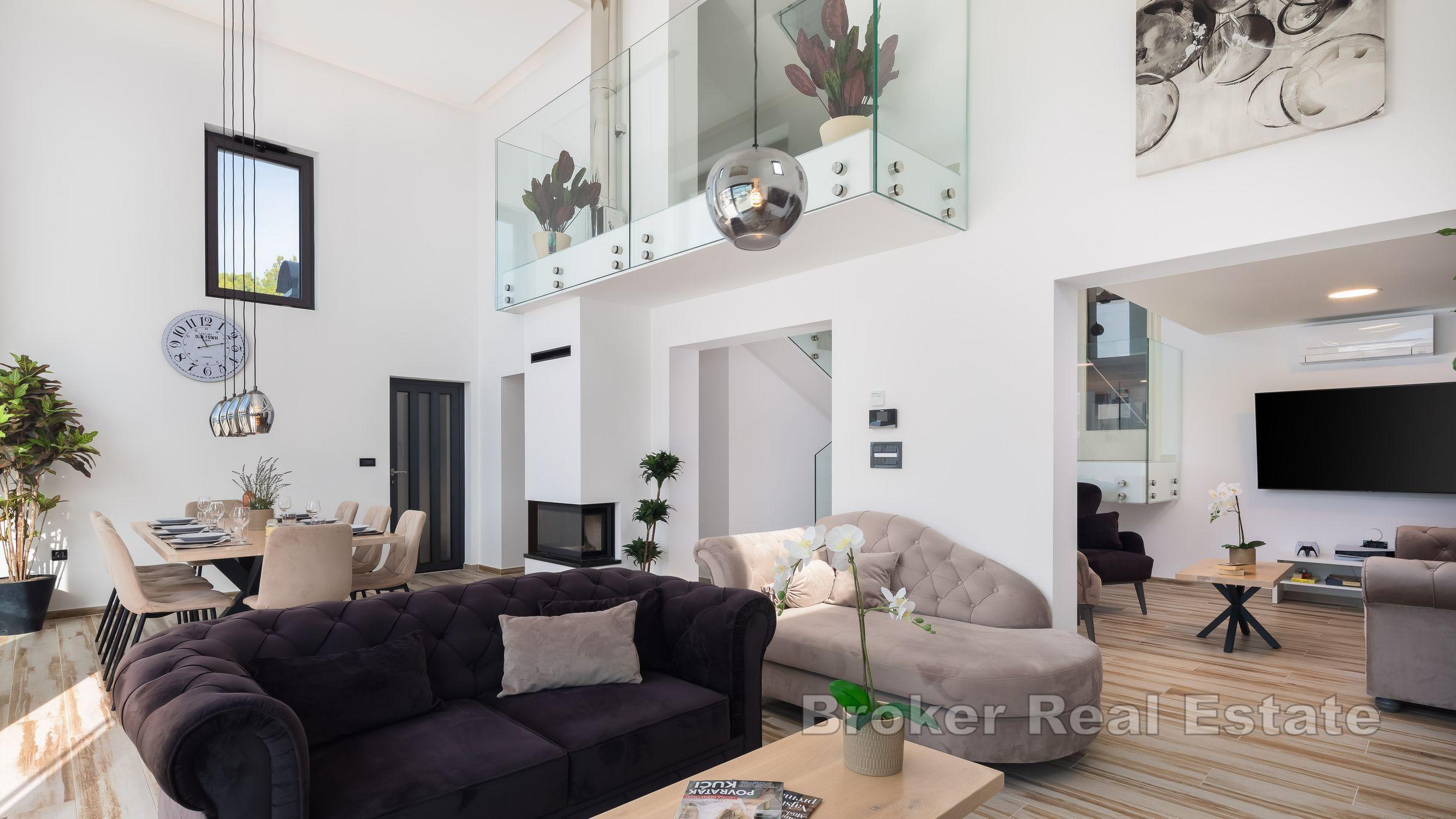 Villa med moderne design og luksuriøse fasiliteter nær sjøen