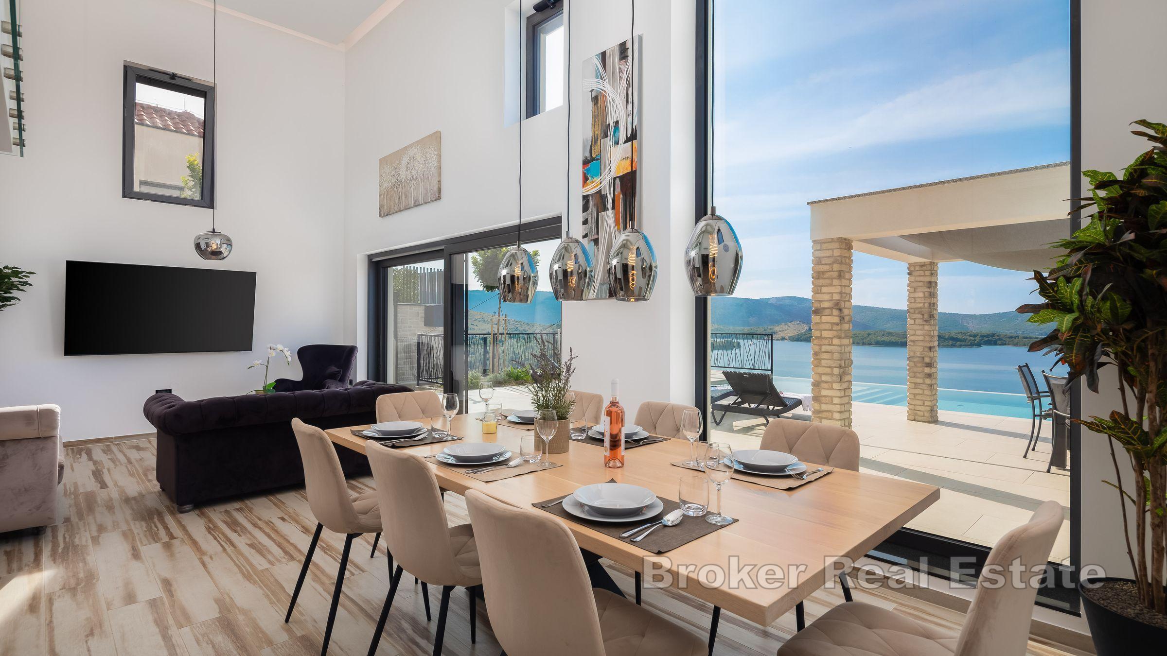 Villa med moderne design og luksuriøse fasiliteter nær sjøen