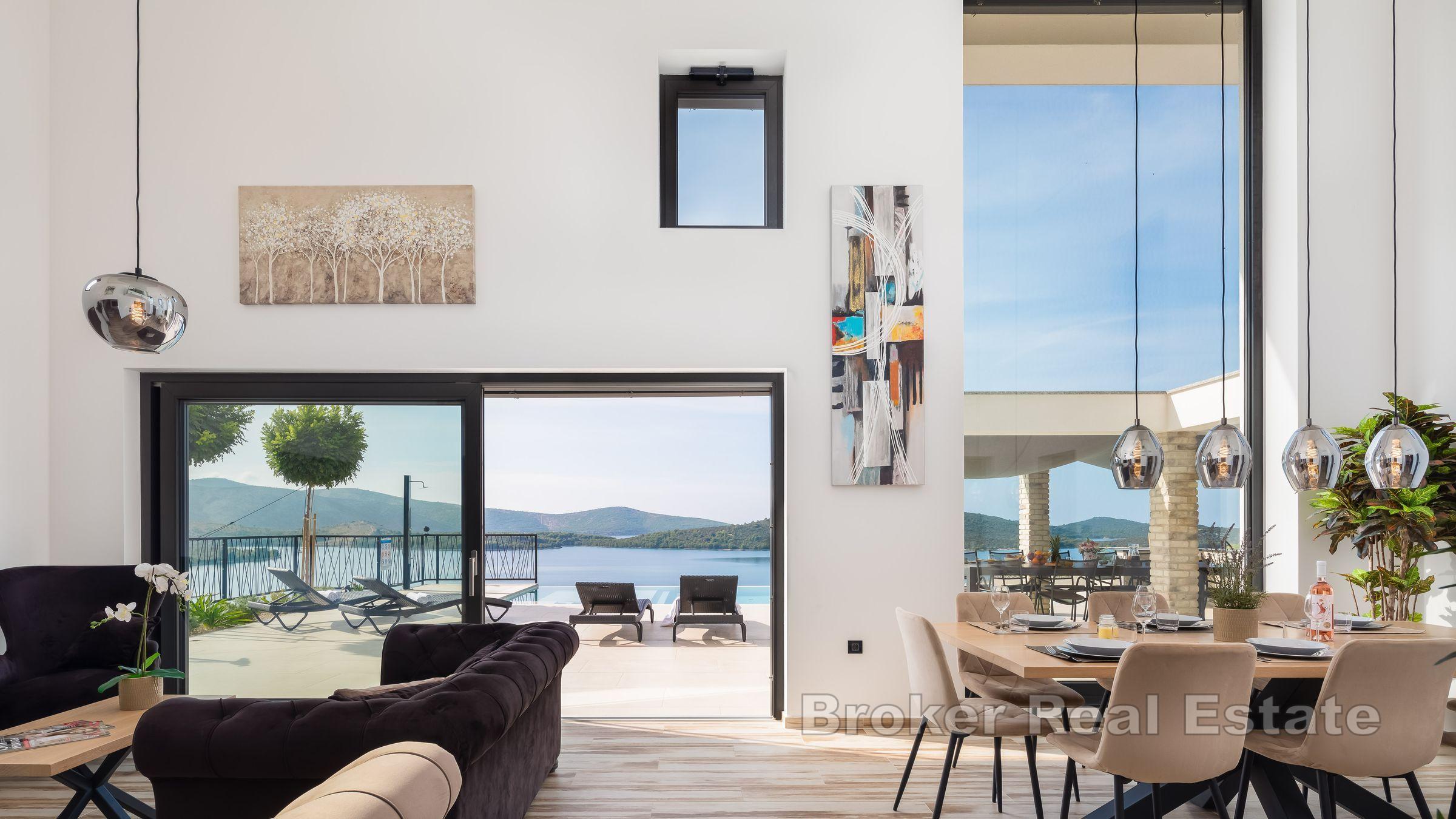 Villa med moderne design og luksuriøse fasiliteter nær sjøen