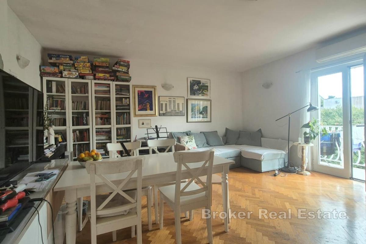 Dwupokojowe mieszkanie z miejscem parkingowym na mniejszy samochód