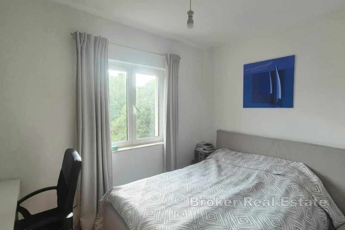 Dwupokojowe mieszkanie z miejscem parkingowym na mniejszy samochód