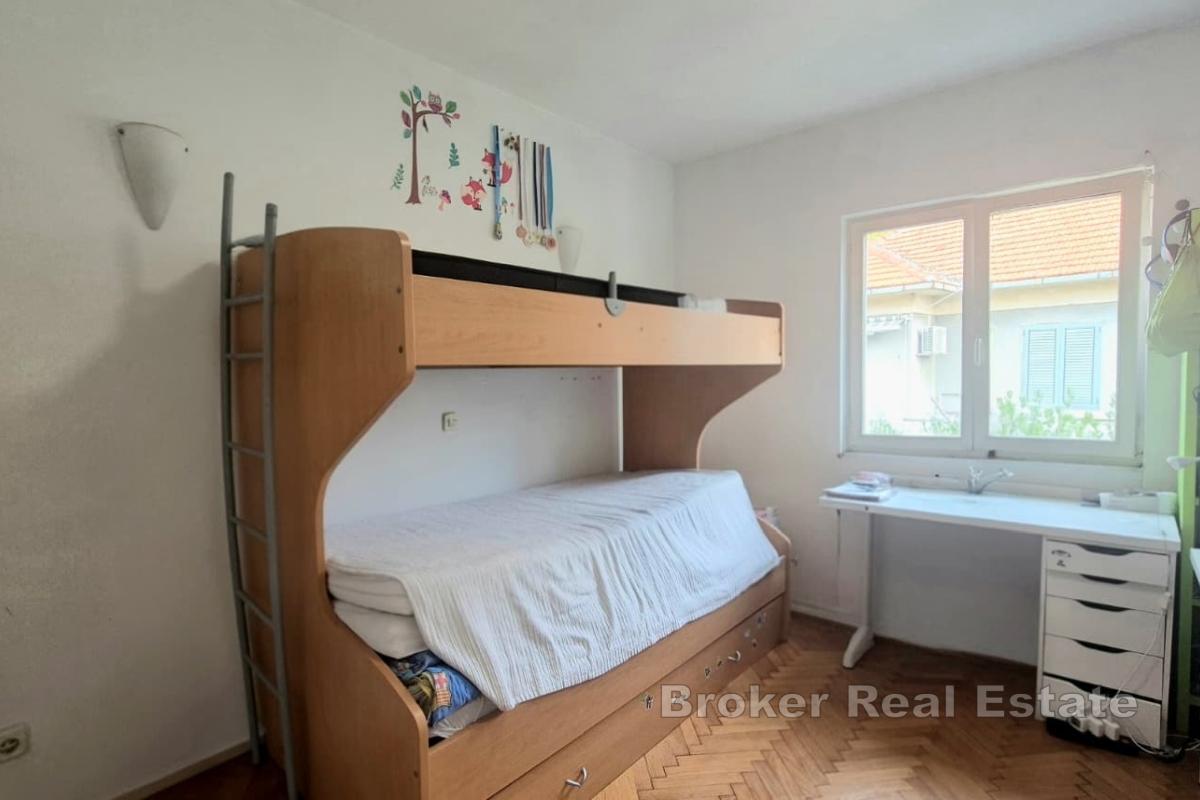 Dwupokojowe mieszkanie z miejscem parkingowym na mniejszy samochód