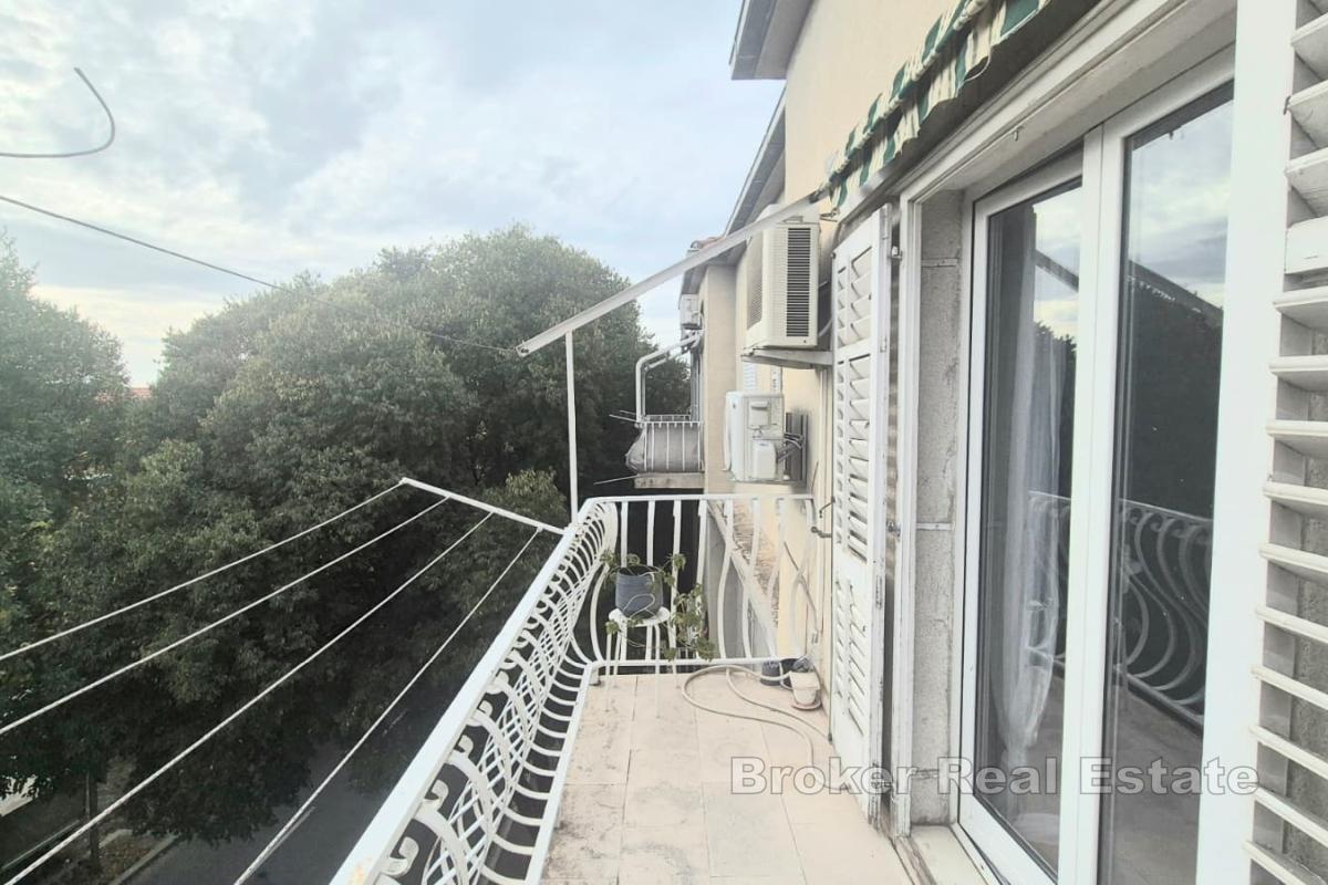 Dwupokojowe mieszkanie z miejscem parkingowym na mniejszy samochód