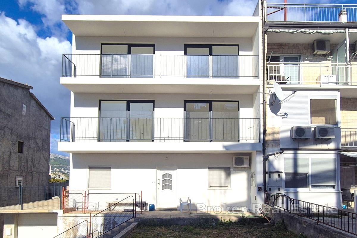 Dům s několika bytovými jednotkami a garáží