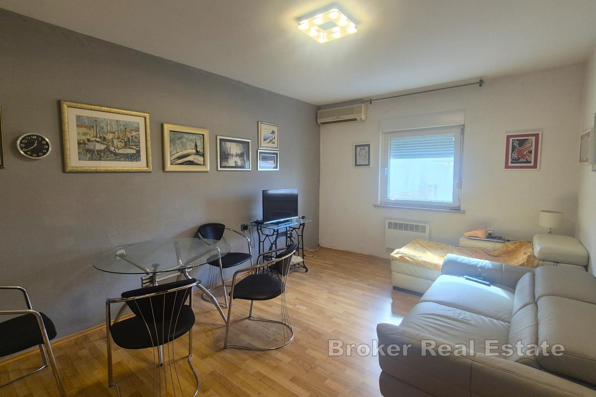 Dům s několika bytovými jednotkami a garáží