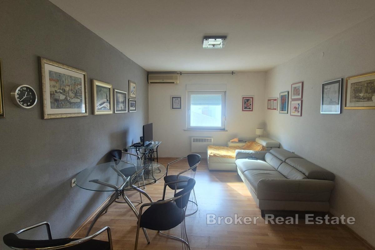 Dům s několika bytovými jednotkami a garáží