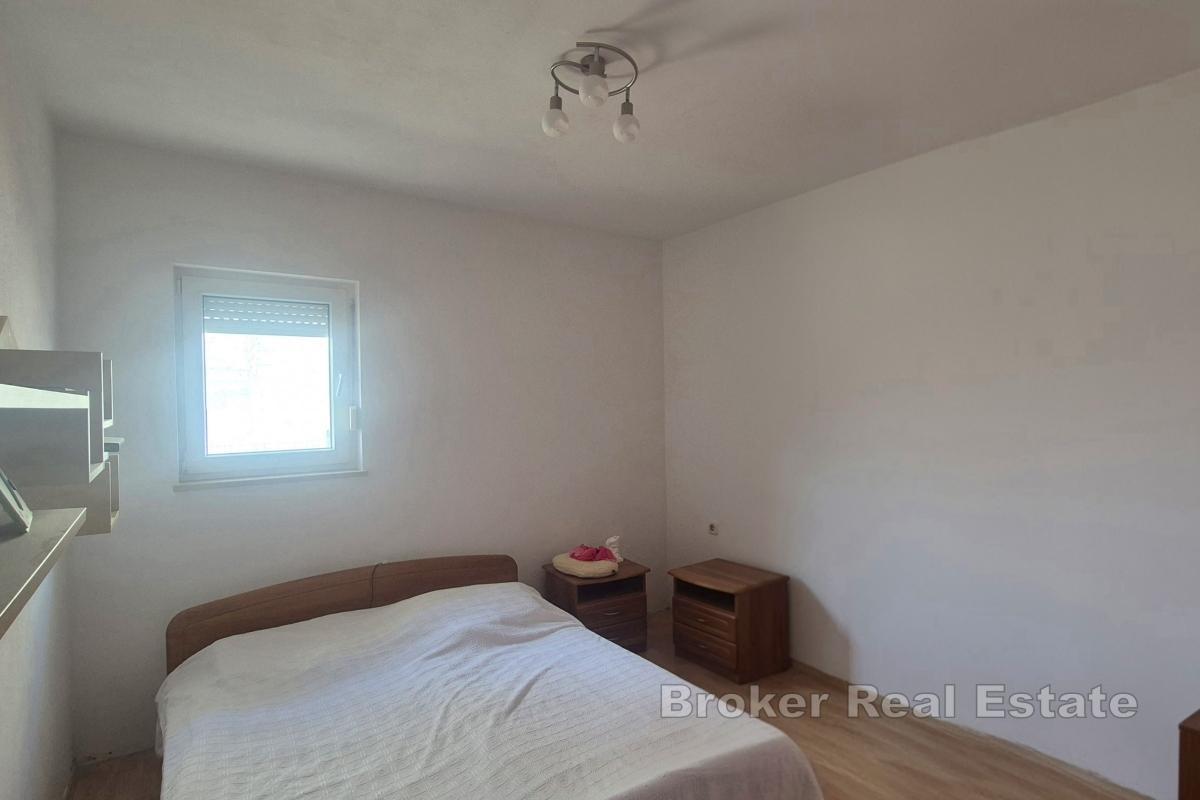 Dům s několika bytovými jednotkami a garáží