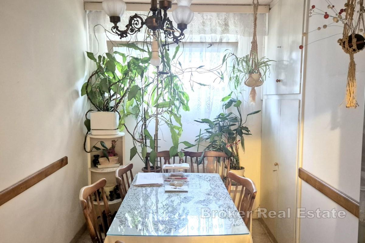 Treroms leilighet til oppussing