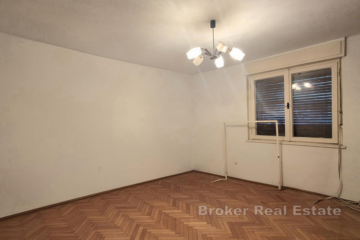 Treroms leilighet til oppussing