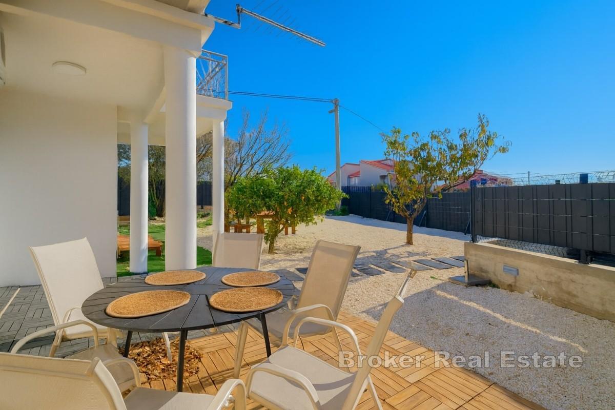 Dvosoban stan s vrtom u mirnom okruženju