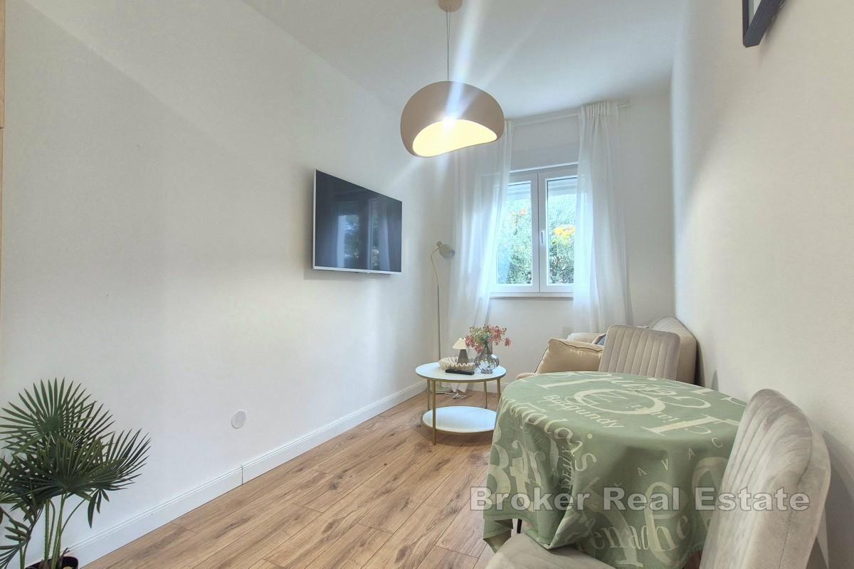 Dvosoban stan s vrtom u mirnom okruženju