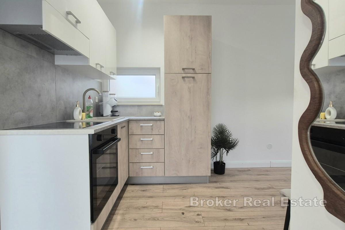 Dvosoban stan s vrtom u mirnom okruženju