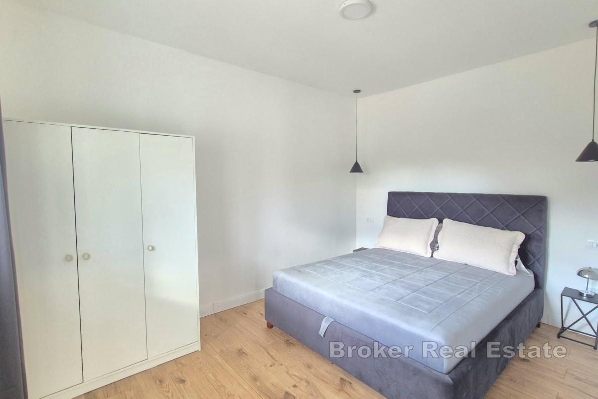 Dvosoban stan s vrtom u mirnom okruženju