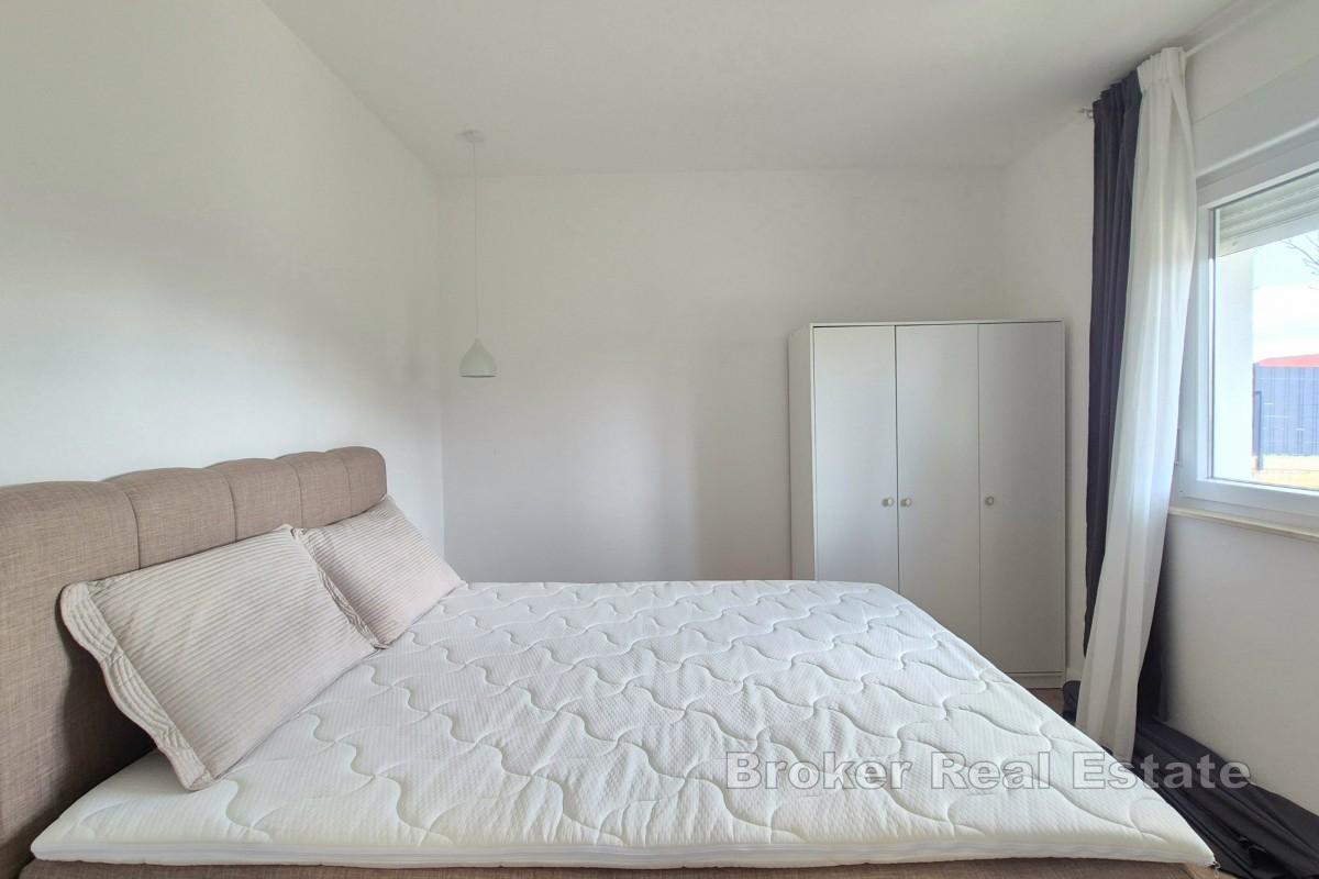 Dvosoban stan s vrtom u mirnom okruženju