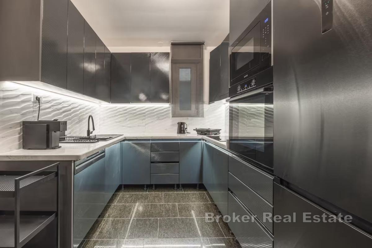 Treroms leilighet i attraktiv beliggenhet nær sjøen