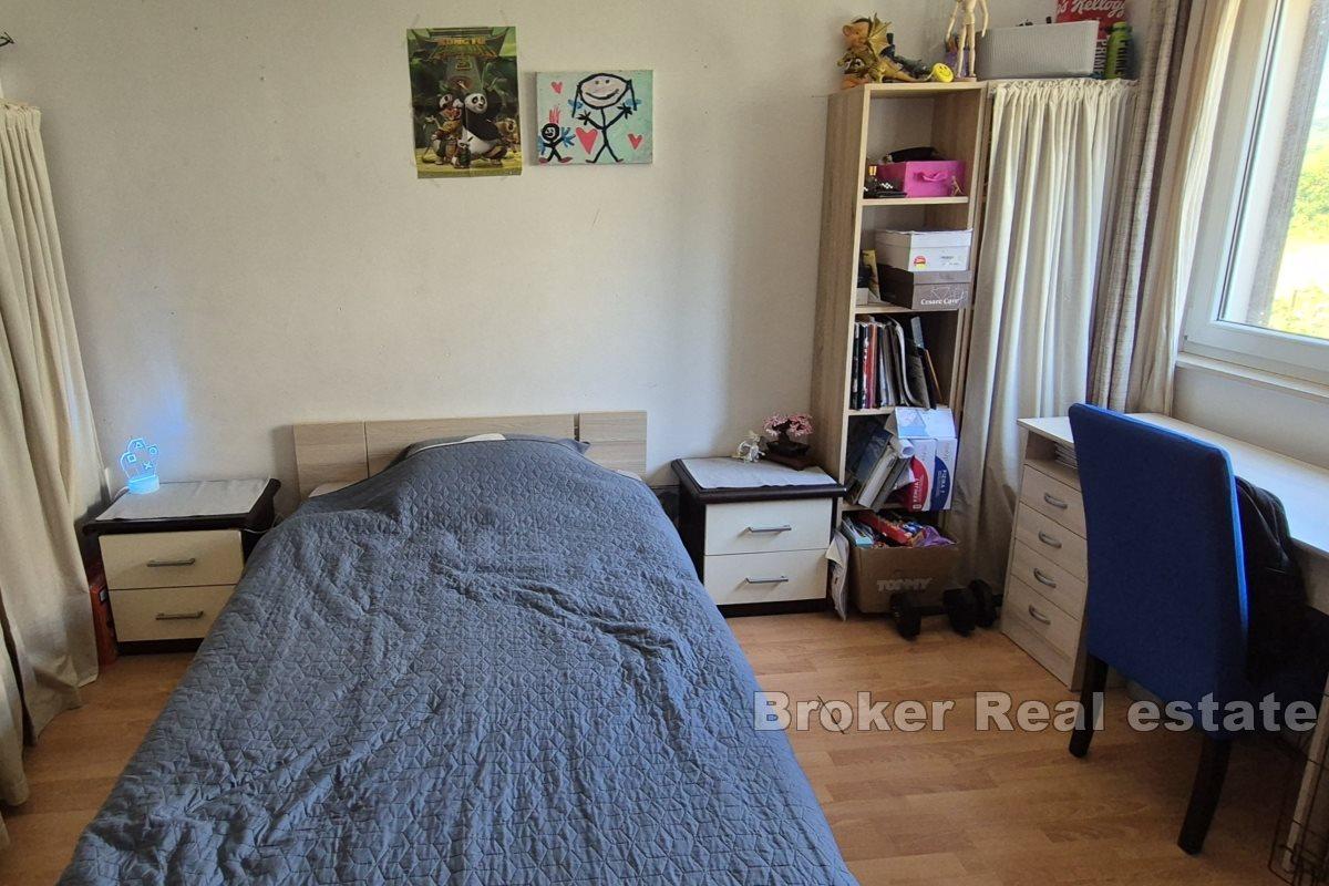 Przestronne mieszkanie z parkingiem i podwórkiem