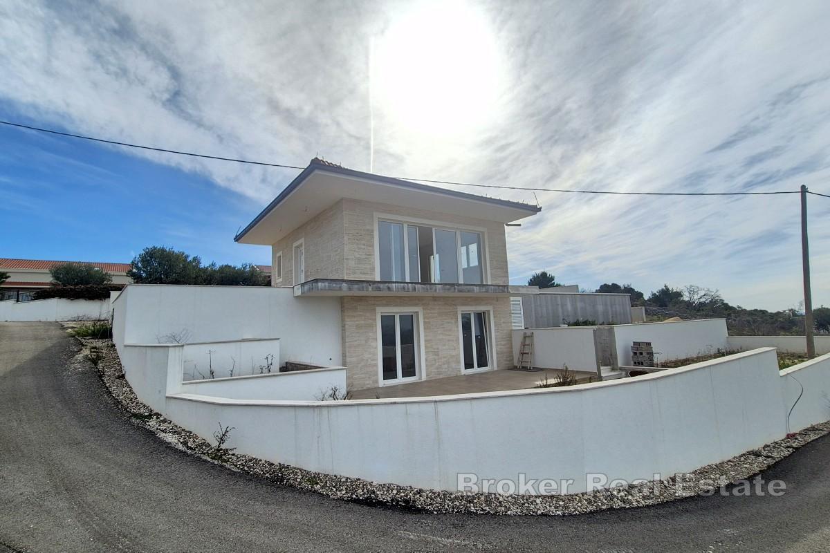 Casa a due piani con piscina e vista mare