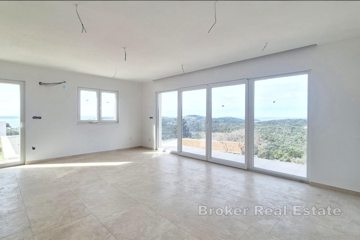 Dwupiętrowy dom z basenem i widokiem na morze