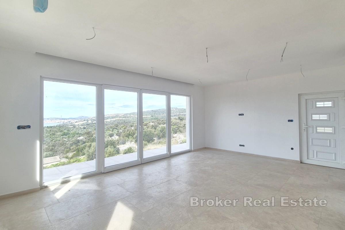 Dwupiętrowy dom z basenem i widokiem na morze