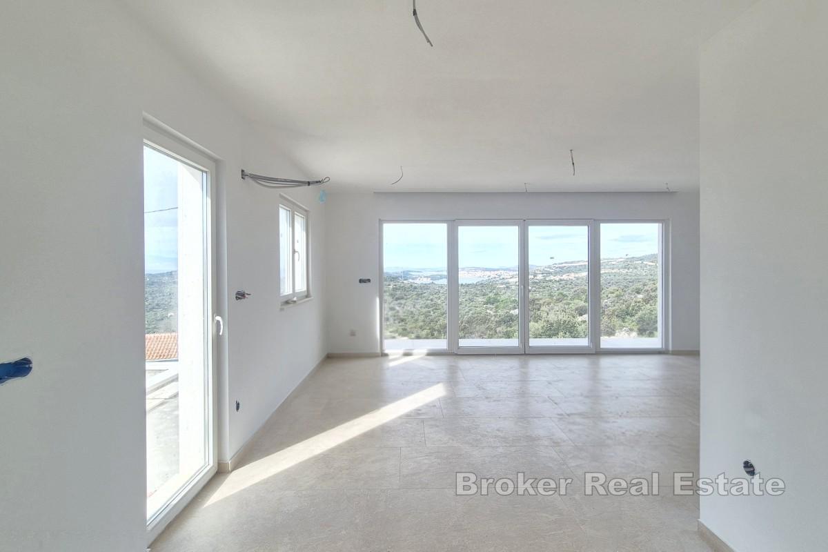 Dwupiętrowy dom z basenem i widokiem na morze