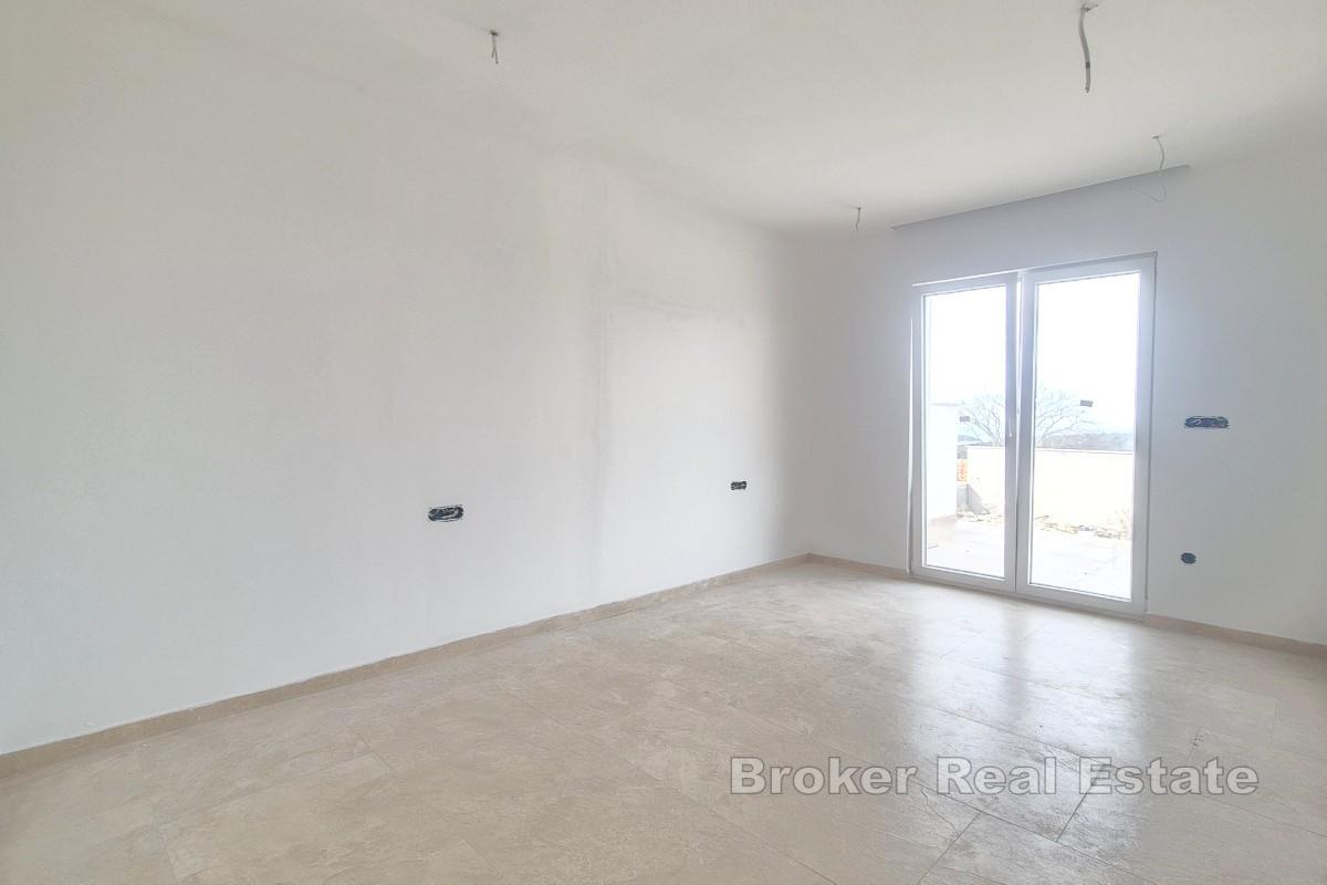 Casa a due piani con piscina e vista mare