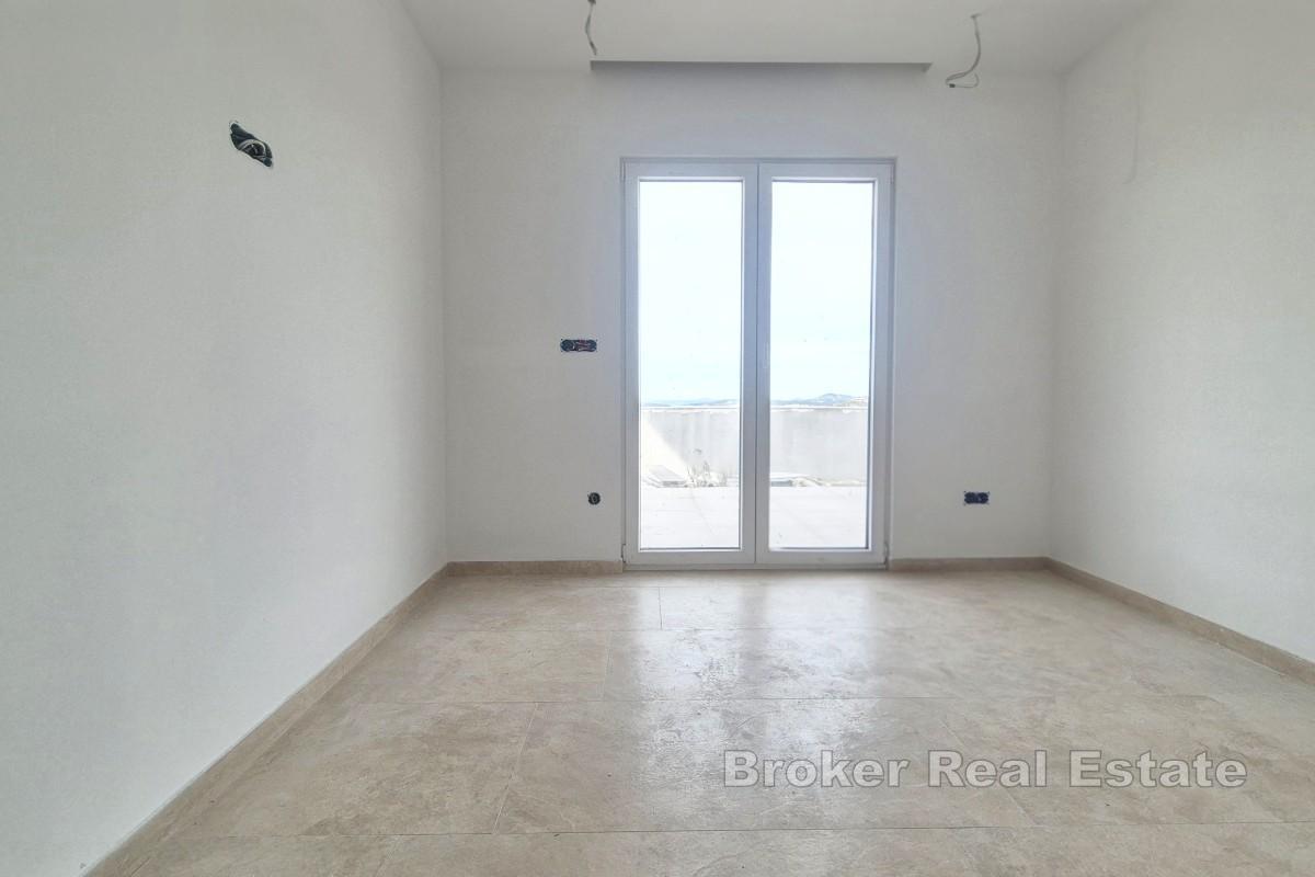 Casa a due piani con piscina e vista mare