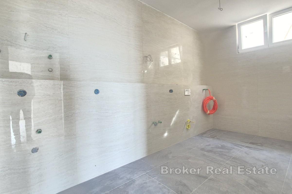 Dwupiętrowy dom z basenem i widokiem na morze