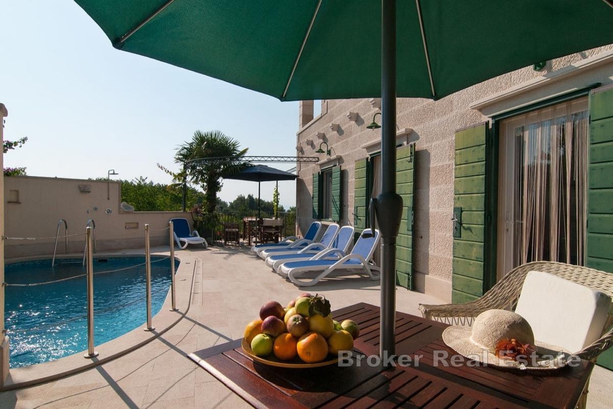 Dům s bazénem a výhledem na moře