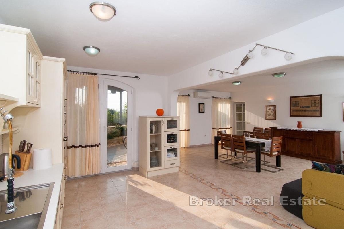 Dům s bazénem a výhledem na moře