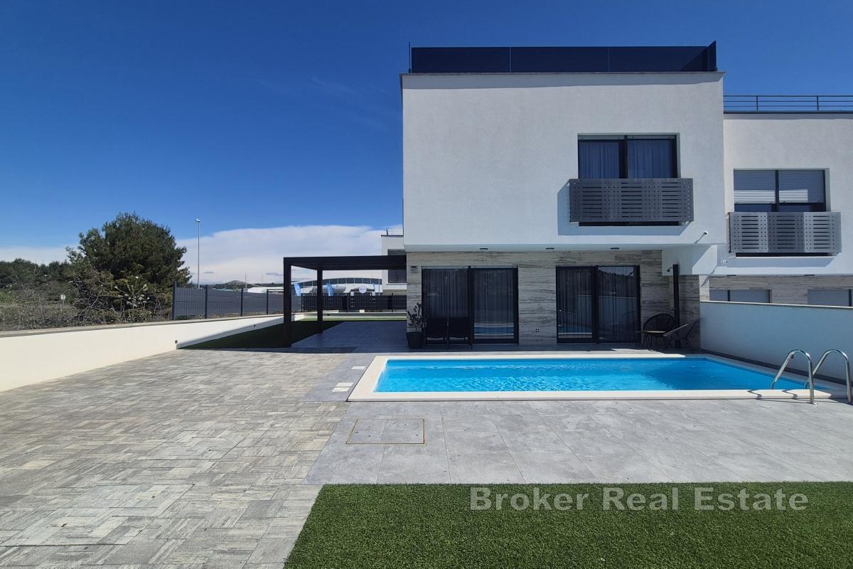 Дом с бассейном и благоустроенным садом