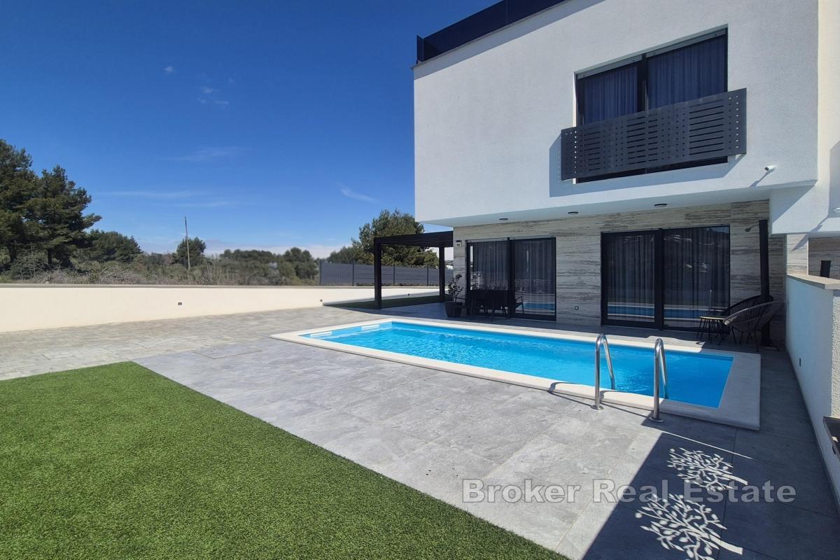 Dom s bazénom a upravenou záhradou