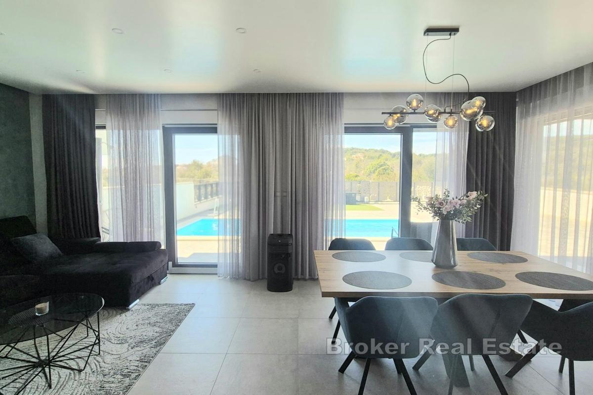 Дом с бассейном и благоустроенным садом