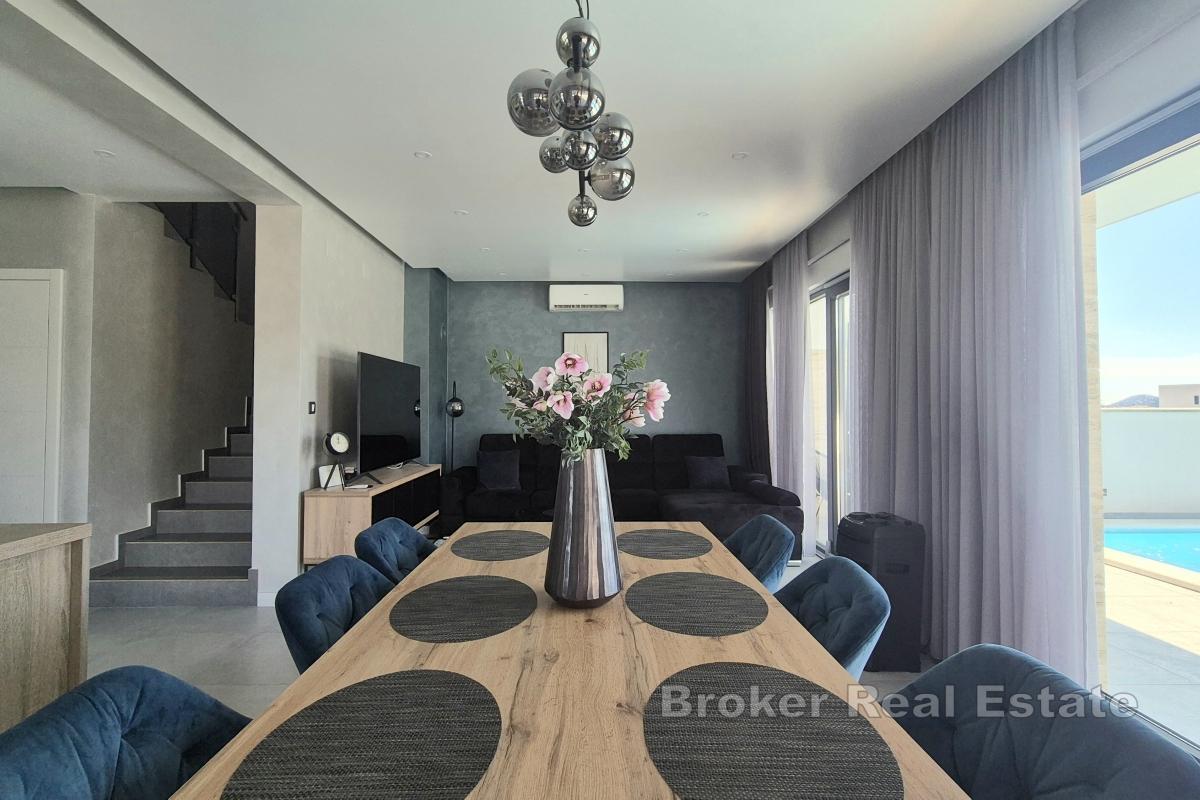 Dom s bazénom a upravenou záhradou