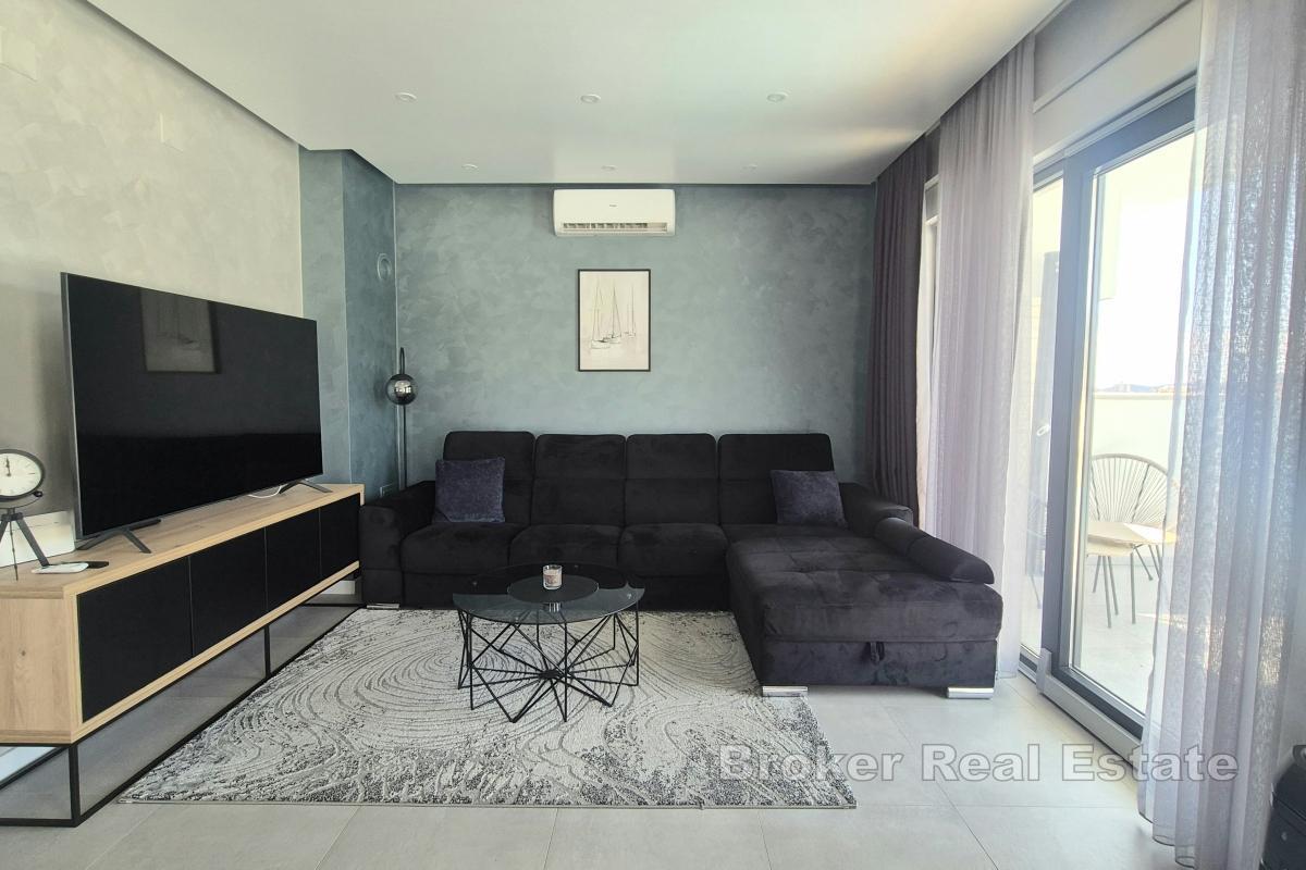 Дом с бассейном и благоустроенным садом