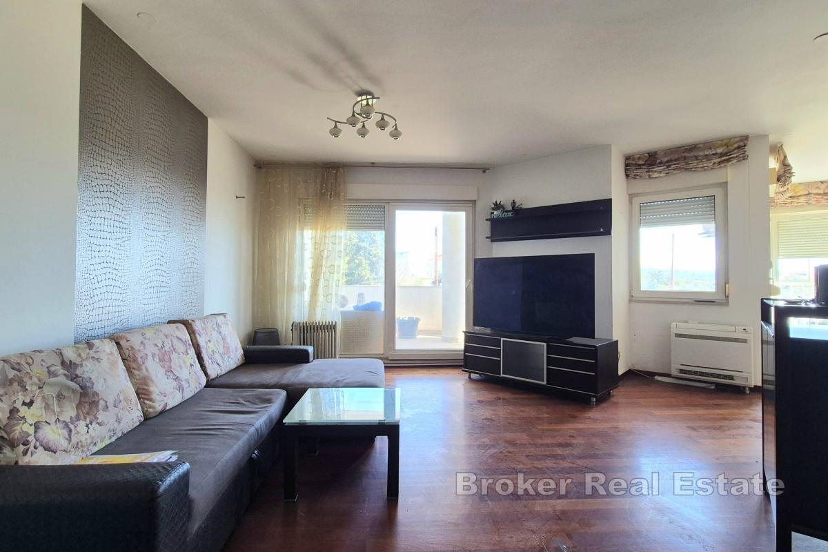 Apartament z trzema sypialniami, z garażem i drewutnią
