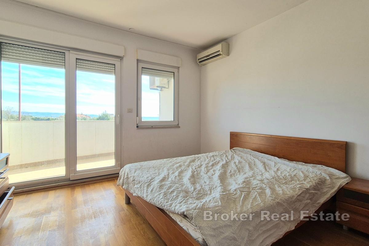 Dreizimmerwohnung mit Garage und Holzschuppen