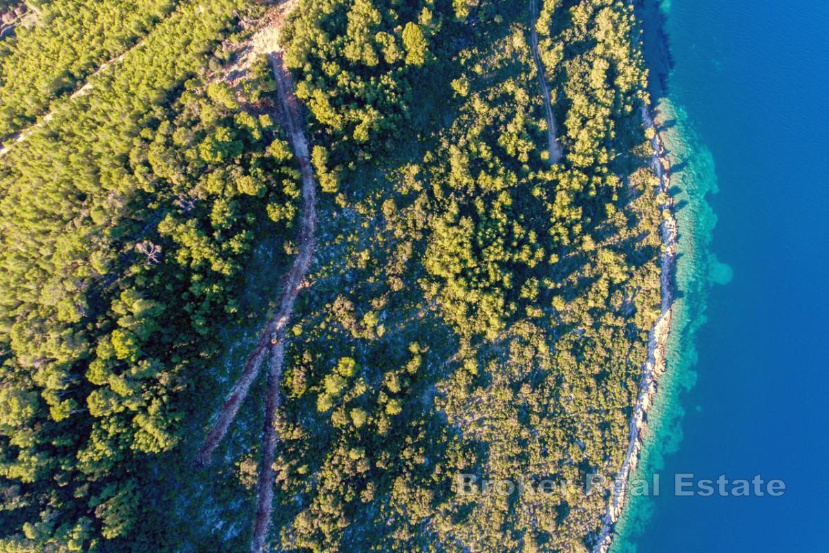 Mediteransko imanje na obali okruženo prirodom