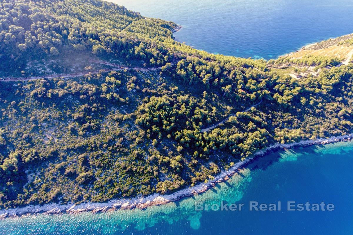 Mediteransko imanje na obali okruženo prirodom