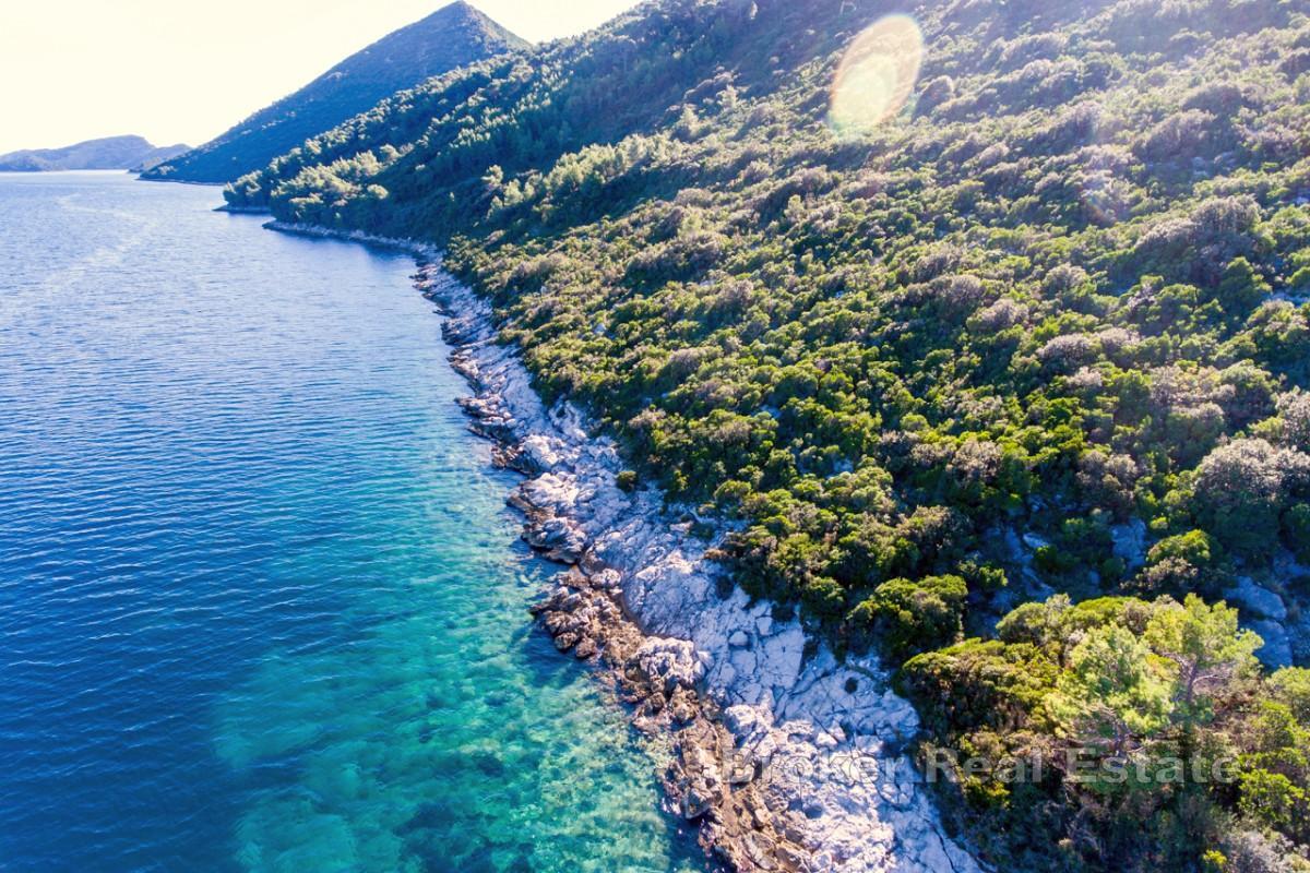 Mediteransko imanje na obali okruženo prirodom