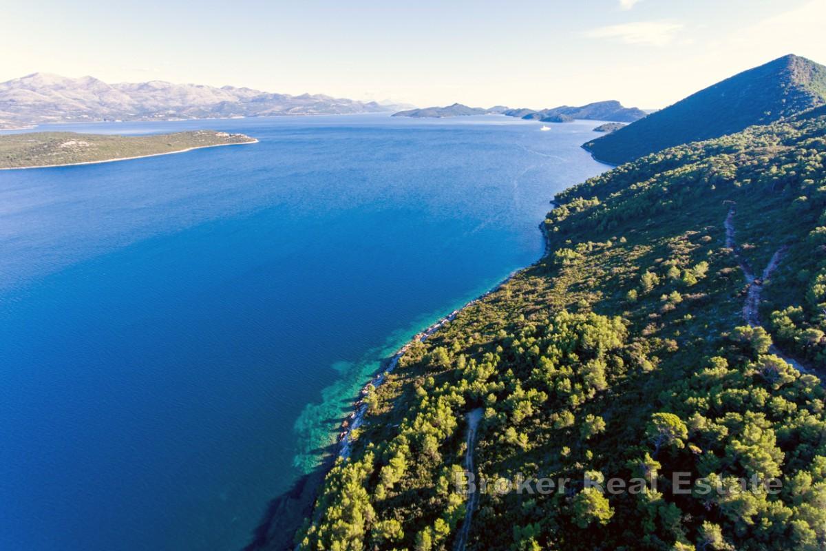 Mediteransko imanje na obali okruženo prirodom